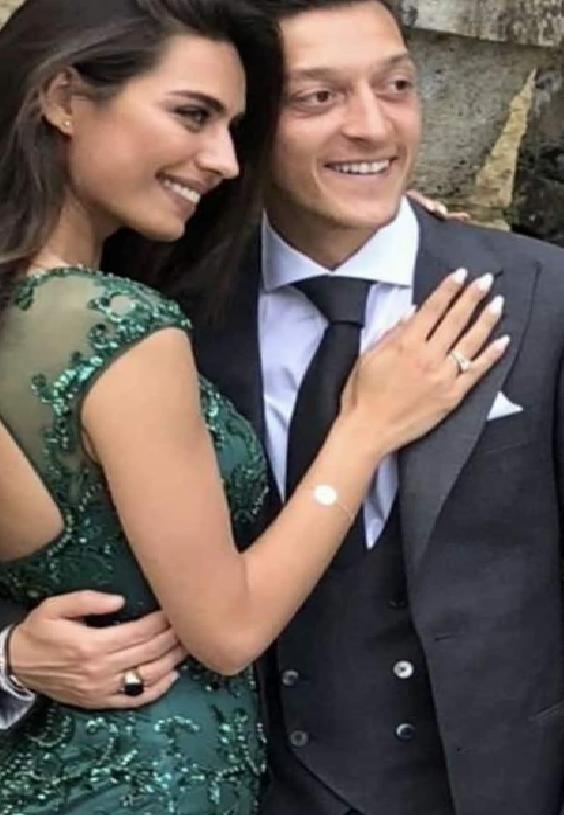 Mesut Özil ve Amine Gülşe’nin Doğum Günü Kutlaması: Aile Mutluluğu ve Samimi Mesajlar