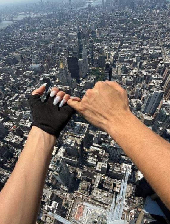 Empire State Binası’nda Evlenme Teklifi İçin Gösterilen Tedirgin Yolculuk: Gözaltı ve Kriz Anları