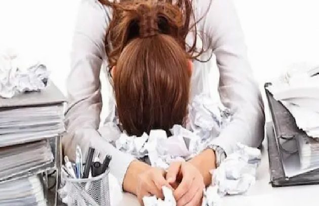 İş Stresi ve Tükenmişliğin Gizli Yolculuğu: Belirtiler, Risk Grupları ve Çözüm Yolları
