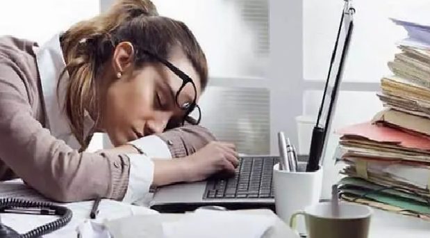 İş Stresi ve Tükenmişliğin Gizli Yolculuğu: Belirtiler, Risk Grupları ve Çözüm Yolları