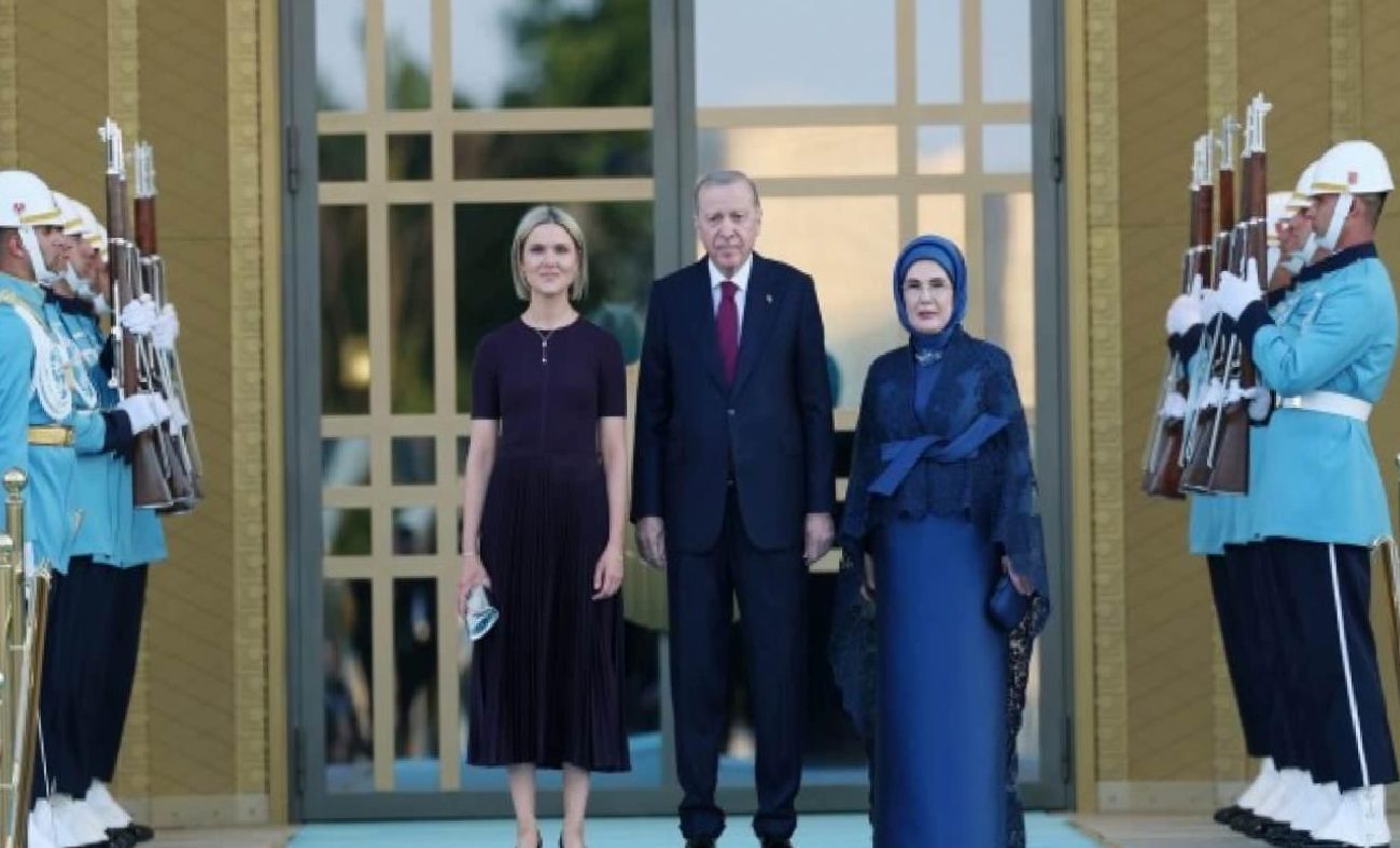 İzlanda Başbakanı Frostadottir NATO Zirvesi'nde Mehterle Karşılama Anı Viral Oldu