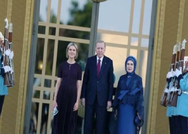İzlanda Başbakanı Frostadottir NATO Zirvesi'nde Mehterle Karşılama Anı Viral Oldu