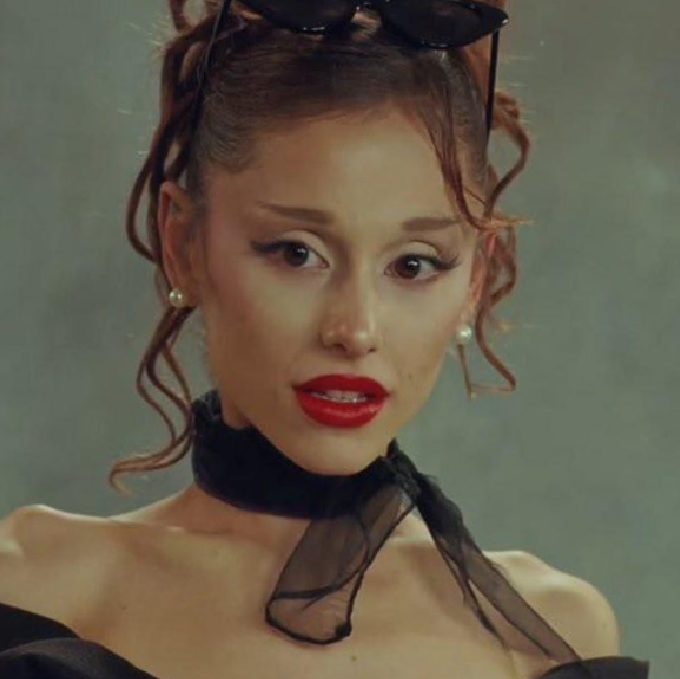 Ariana Grande’nin Yeni Kliplerinde Endişe Yaratan Görünüm ve Sağlık Söylentileri