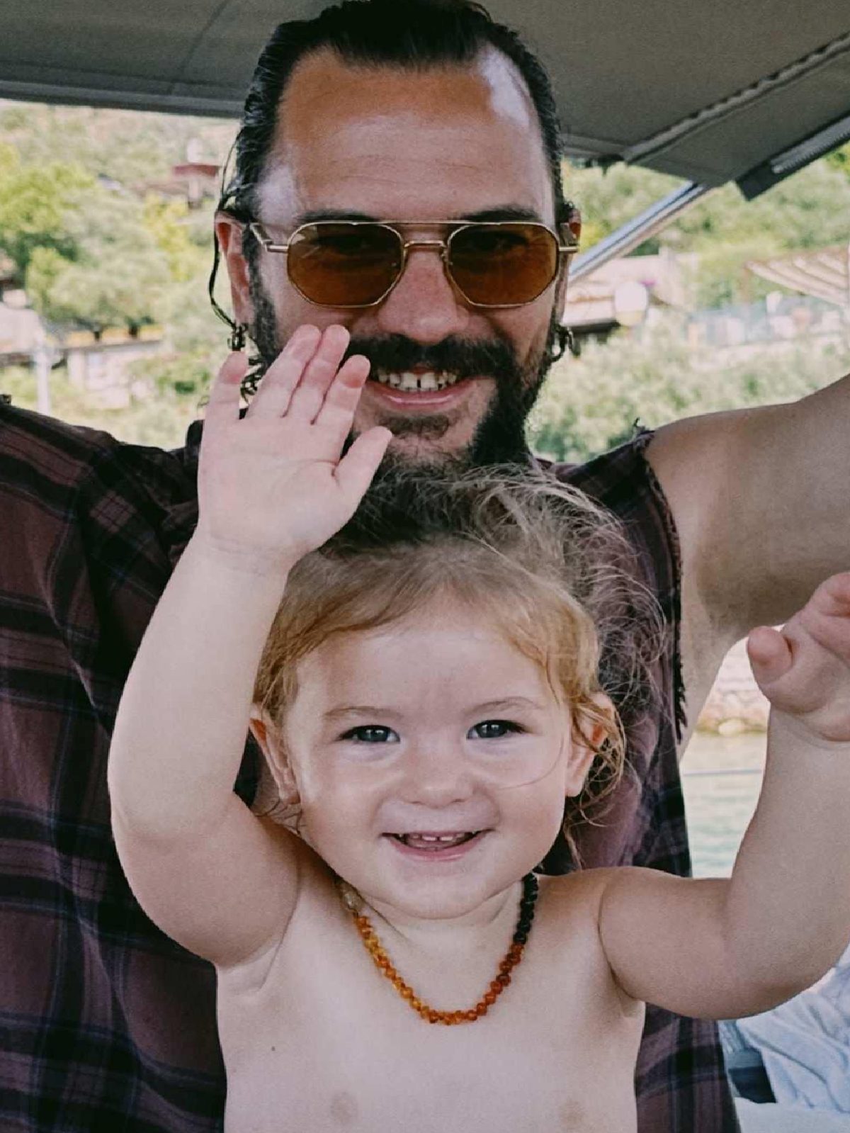 Burcu Biricik ve Kızı Luna: Tatilde Yüzleriyle Yürekleri Fethediyor