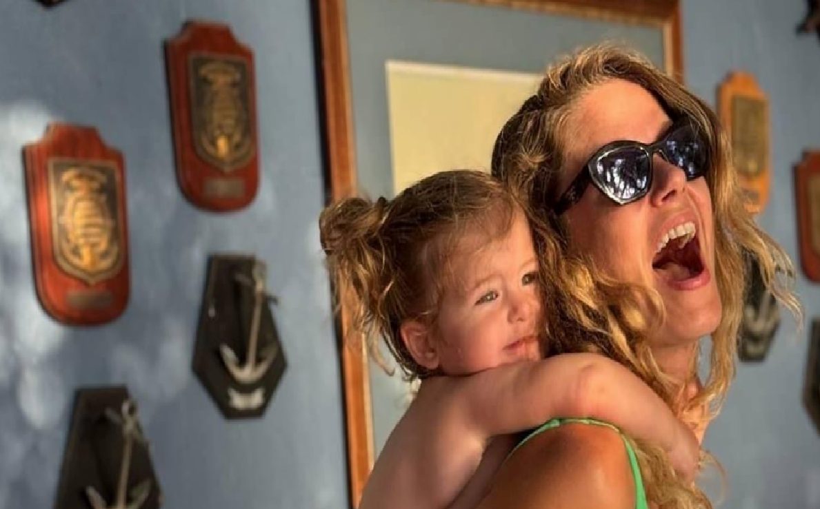 Burcu Biricik ve Kızı Luna: Tatilde Yüzleriyle Yürekleri Fethediyor