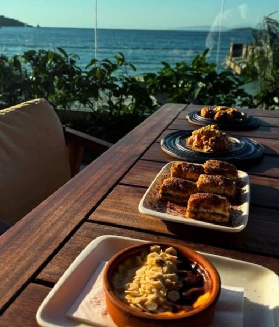 Gözlerden Uzak Bodrum Tatili: Ed Westwick'in Ailesiyle Türkiye Aşkı