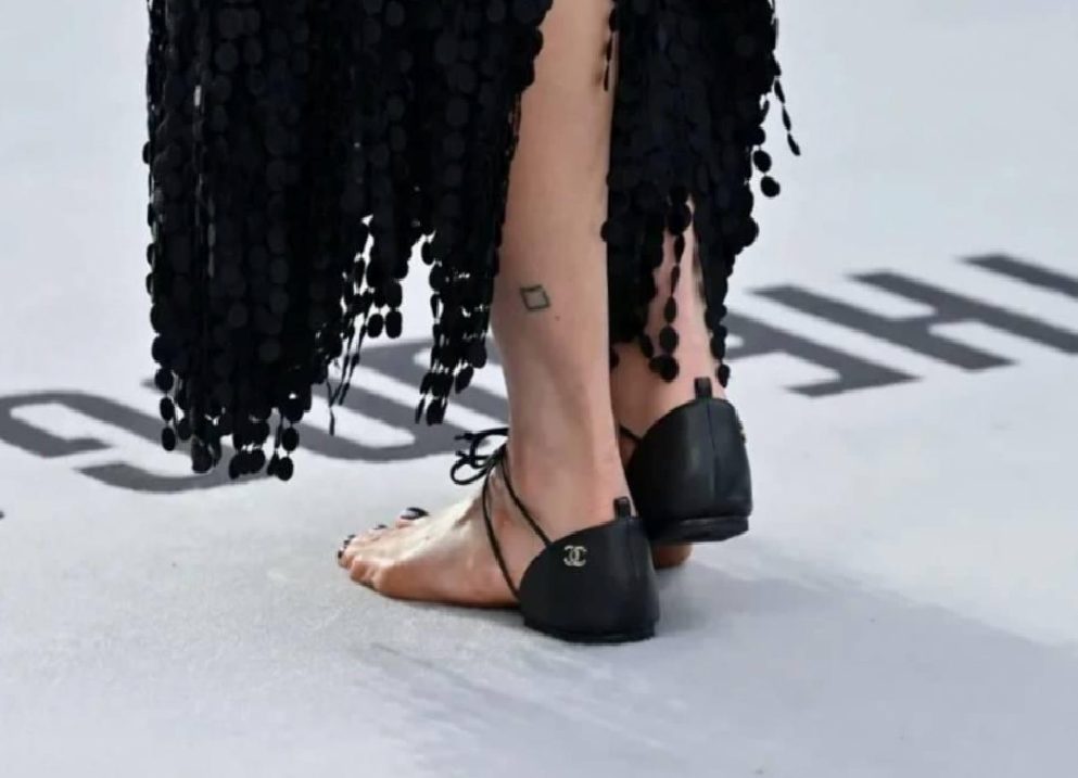 Margaret Qualley’nin Chanel Ayakkabıları: Prömiyerde Gündemin Gündemi Olarak Öne Çıkan Stil Detayları