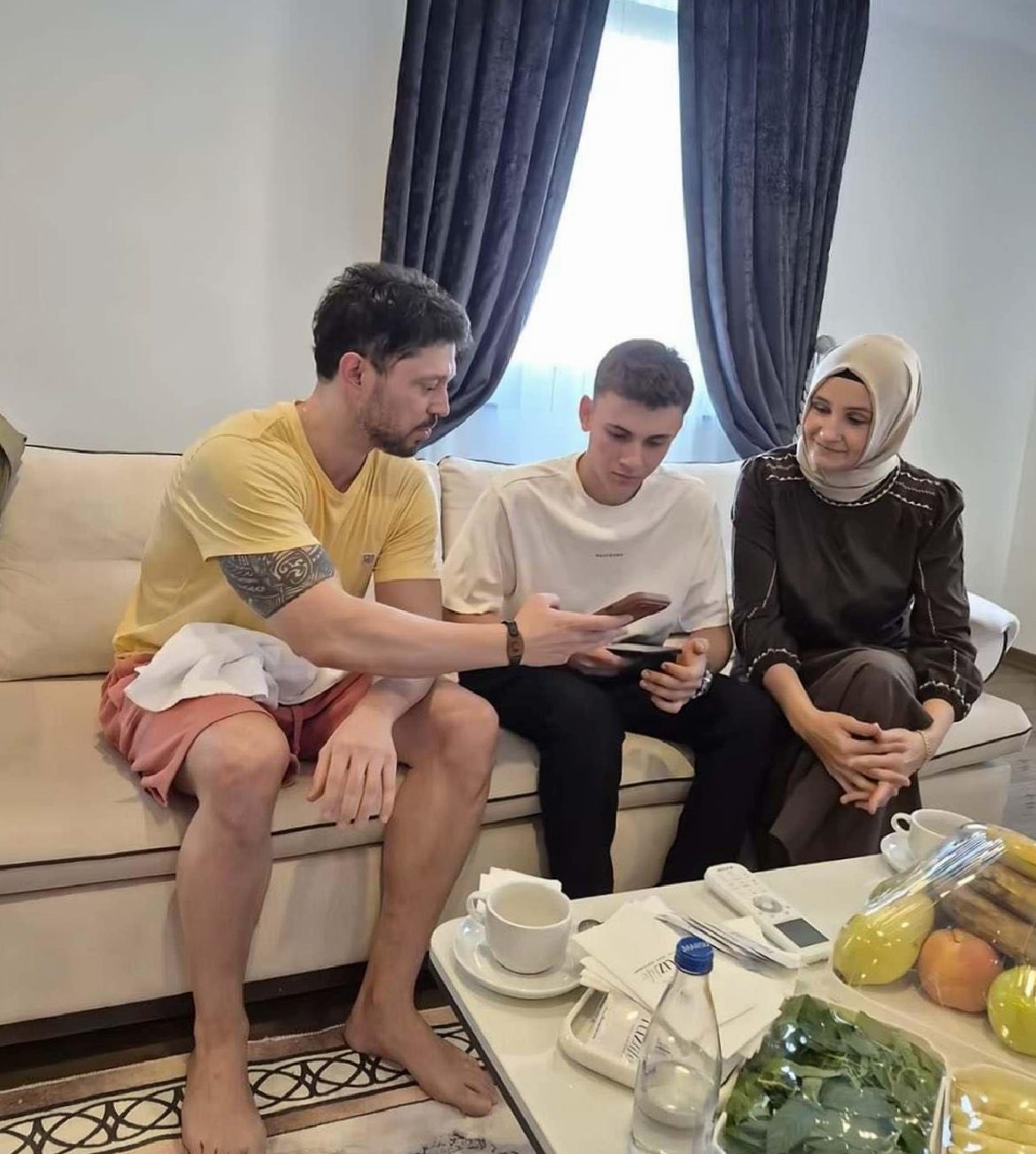 Murat Boz, Çankırı'daki Konserin Ardından Ailesiyle Bir Araya Geldi: Yeğeniyle Video Sosyal Medyada Viral Oldu