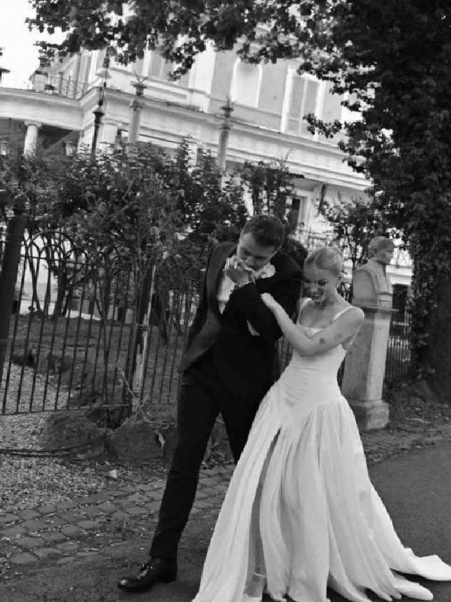Burak Yörük ve Tuana Yılmaz Sessiz Düğünde Hayatlarını Birleştirdi