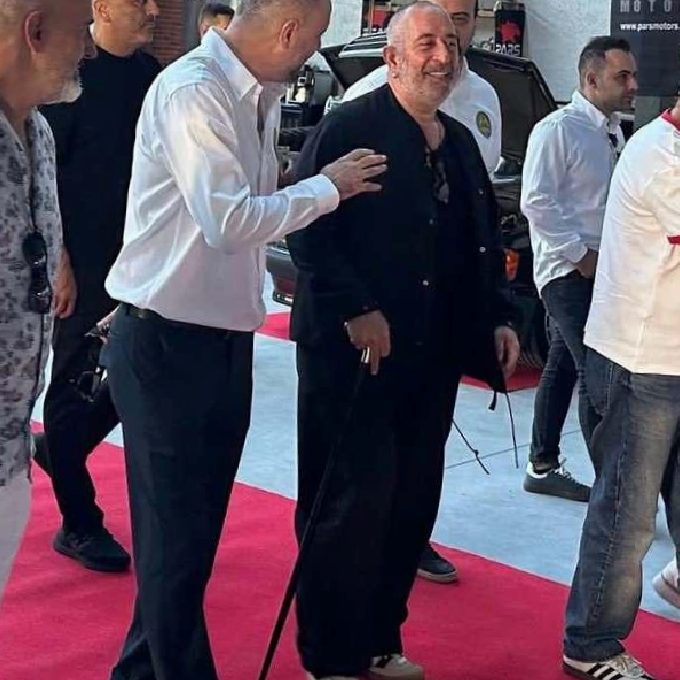 Cem Yılmaz’ın Sağlık Durumu Sonrası İlk Görünüm: Bastonla Davette Neşeli Anlar