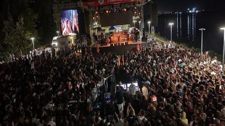 Edirne Konserinde Sigara Gören Seyirciye Tepki: Koç’un Anlık Gösterisi ve Tartışmalar