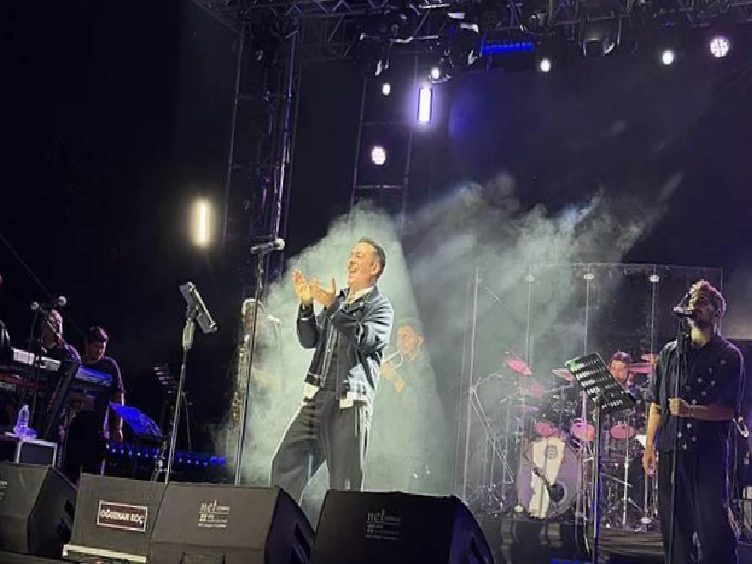 Edirne Konserinde Sigara Gören Seyirciye Tepki: Koç’un Anlık Gösterisi ve Tartışmalar