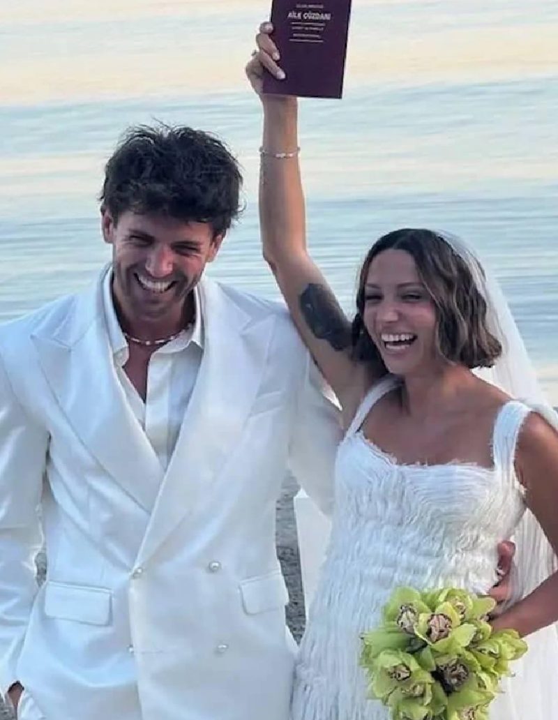 Zeynep Bastık ve Serkay Tütüncü Çeşme'deki Sade Nikahıyla Hayranlarını Şaşırtmadı