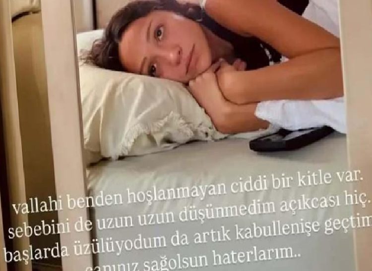 Zeynep Bastık ve Serkay Tütüncü Çeşme'deki Sade Nikahıyla Hayranlarını Şaşırtmadı